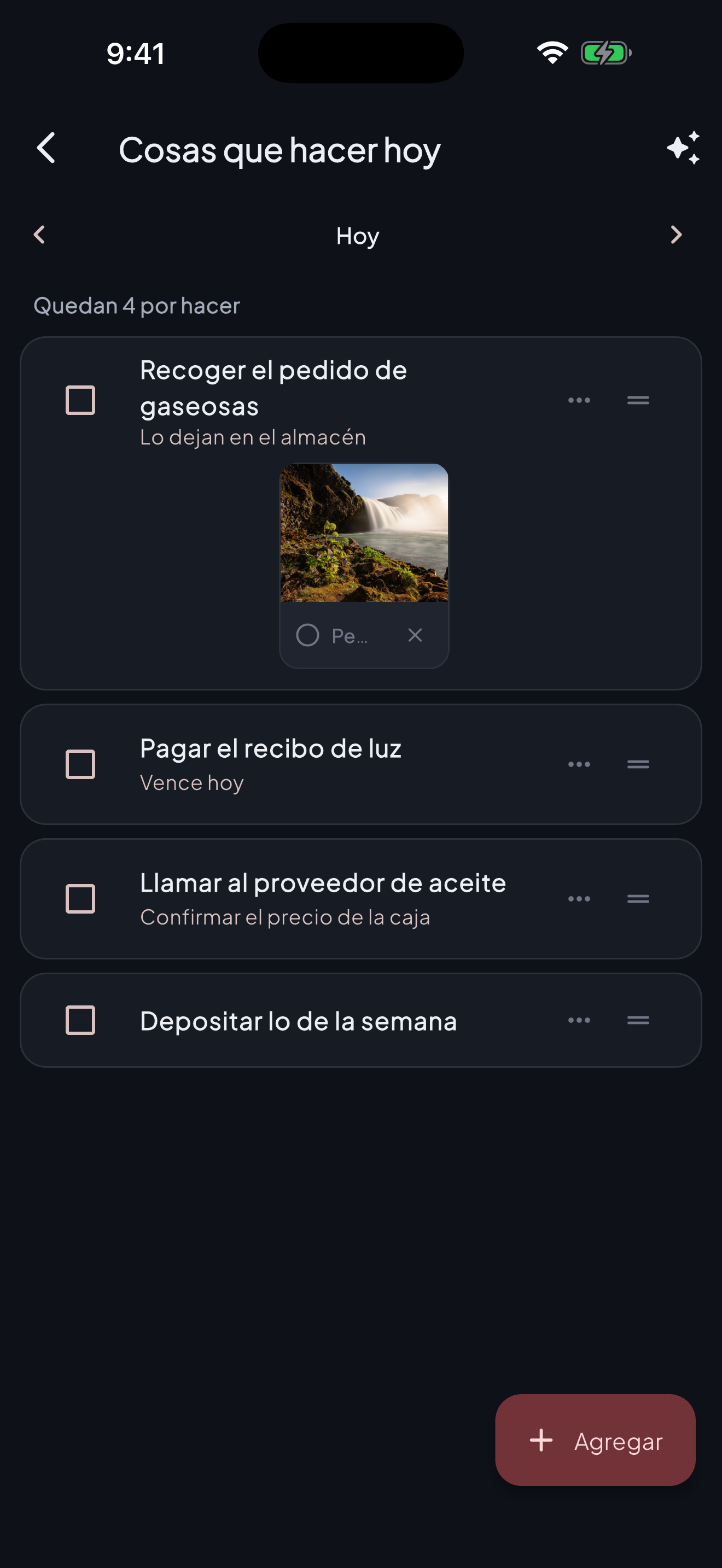 La lista de cosas que hacer de MoneyLog, con el pedido de gaseosas y su foto adjunta, el recibo de luz que vence hoy y dos pendientes más